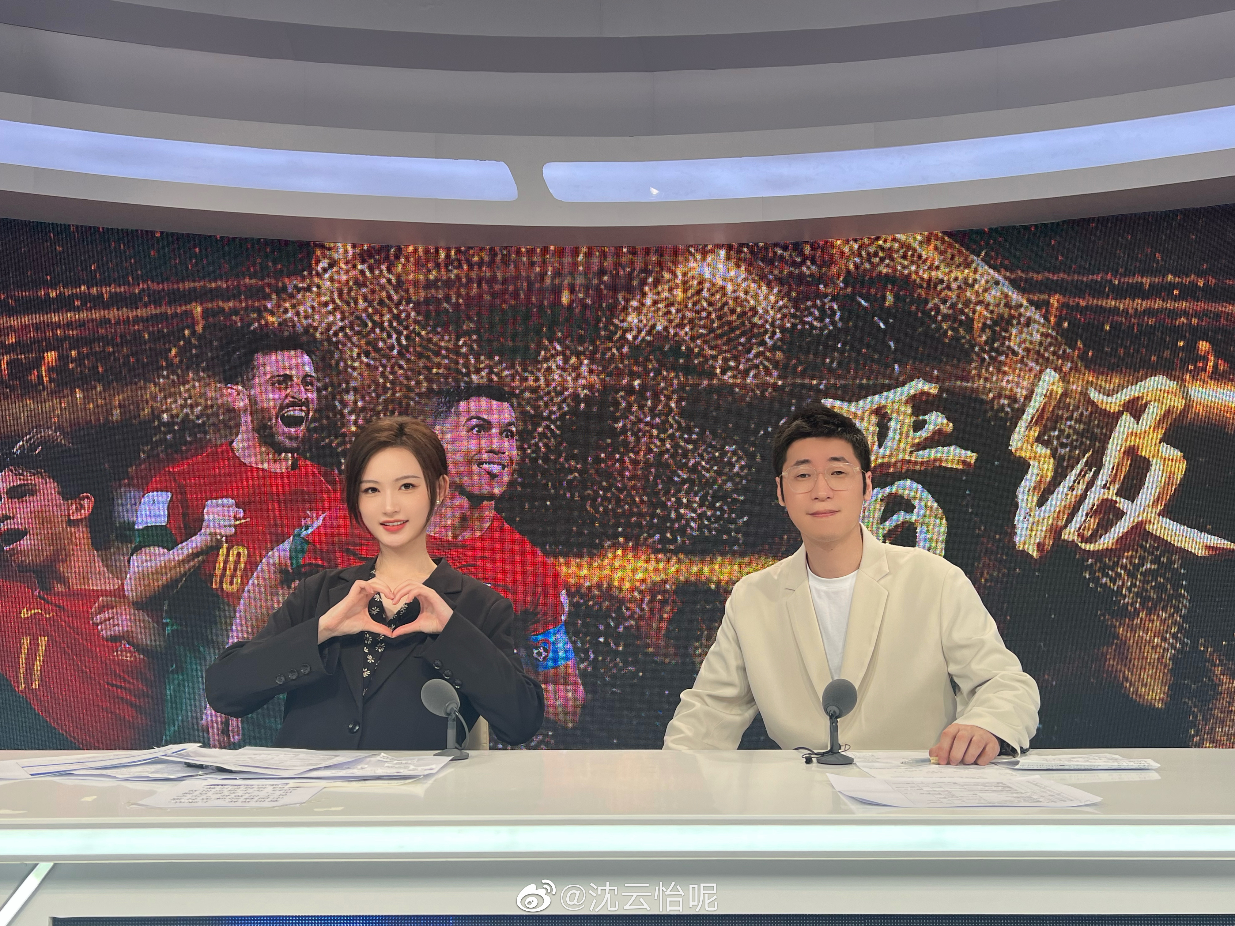 LPL线下观赛足球解说沈云怡和王多多一起探秘虹桥天地演艺中心