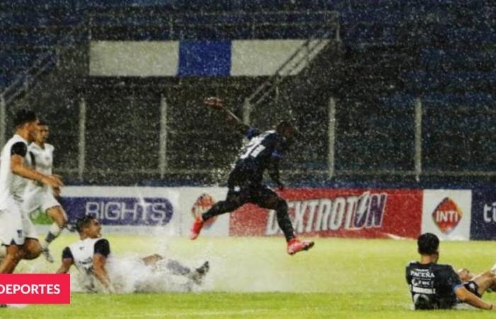 玻利维亚联赛出现42分钟超长补时，赛后6名比赛官员被停职