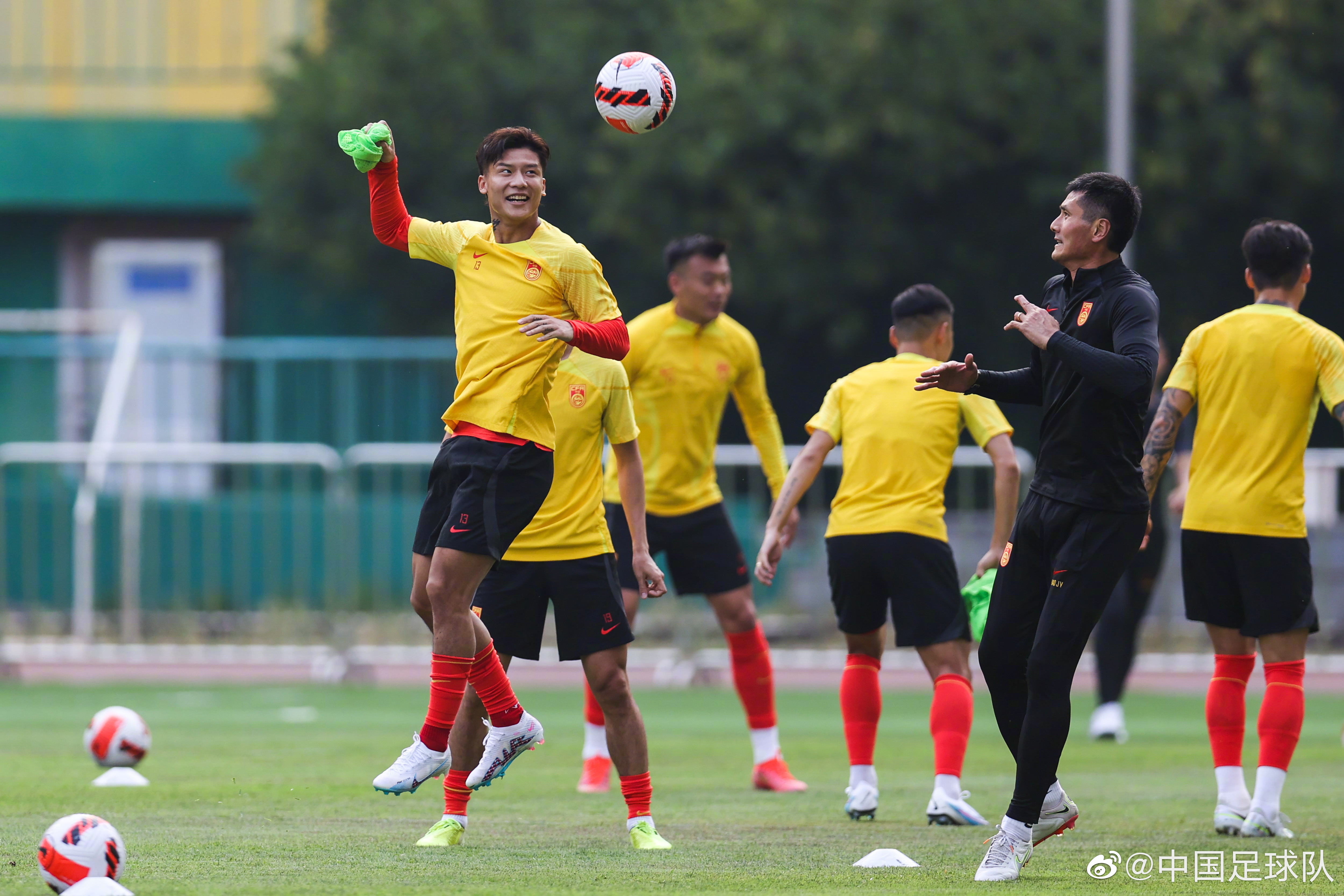19日上午中国男足将进行一次高强度训练,晚11点45分飞赴新西兰