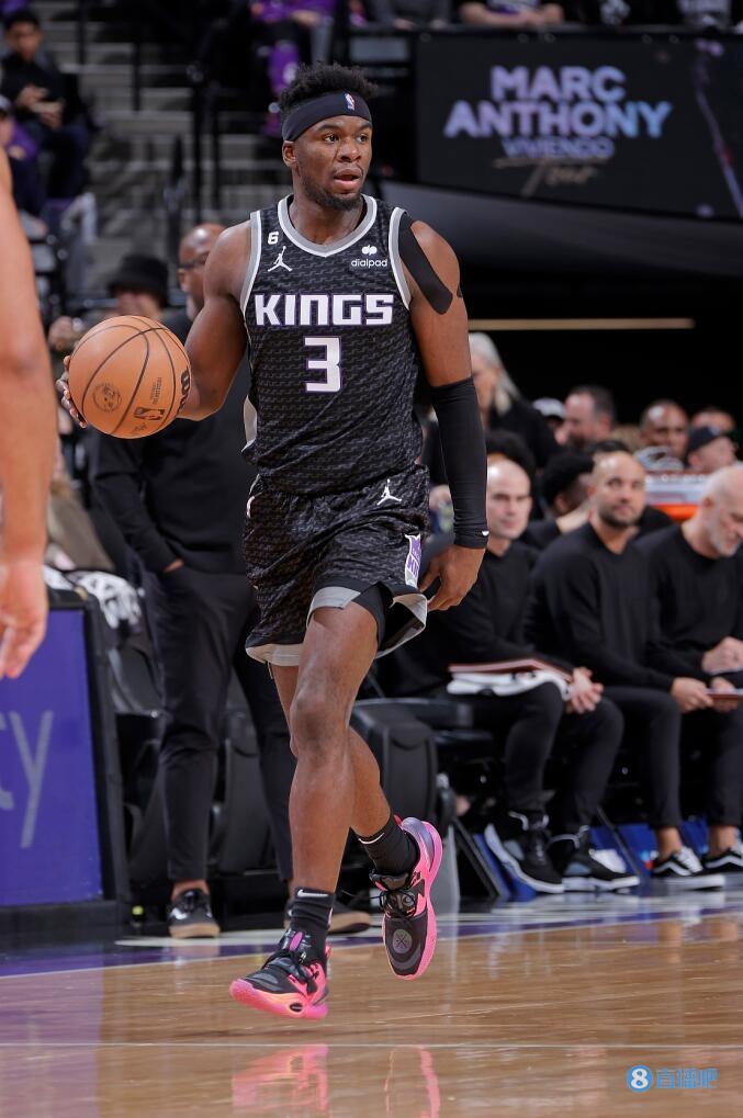 板凳奇兵！特伦特-戴维斯半场8中6拿下16分6篮板(nba特伦斯戴维斯)