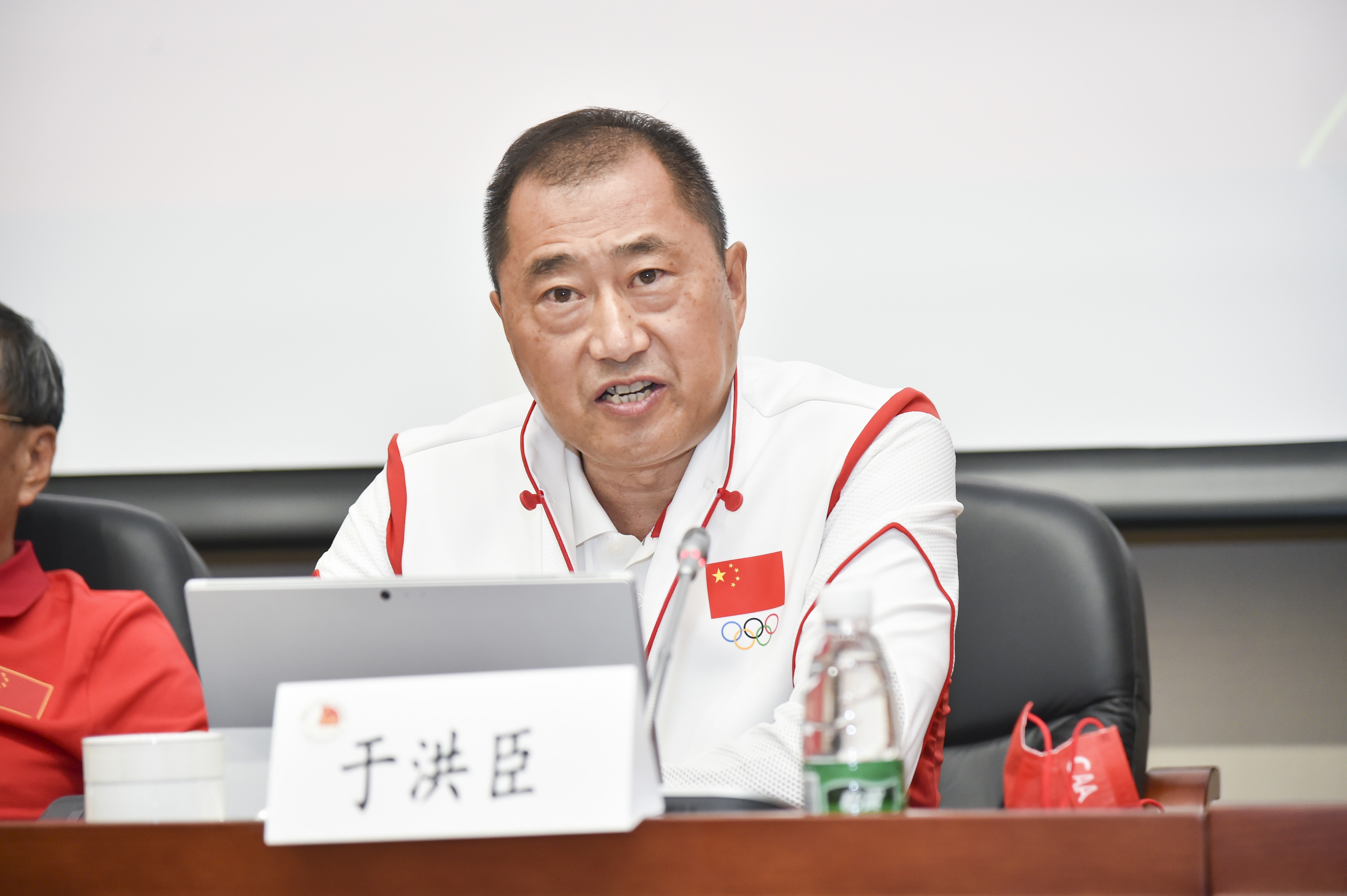 媒体人揭底于洪臣：搞全球招聘闹剧中超版权谈判忽悠媒体