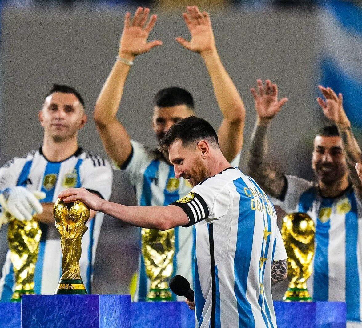 梅西厚意抚摸世界杯奖杯，死后阿根廷球员团体崇拜(梅西带领阿根廷拿过哪些冠军)