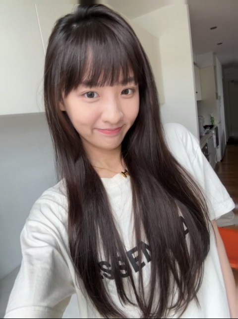 KGL解说楠楠晒照:蹦迪去了和美女玩