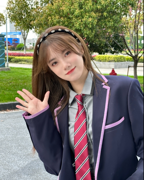 主持小钰晒照：下次想看什么样的裙裙