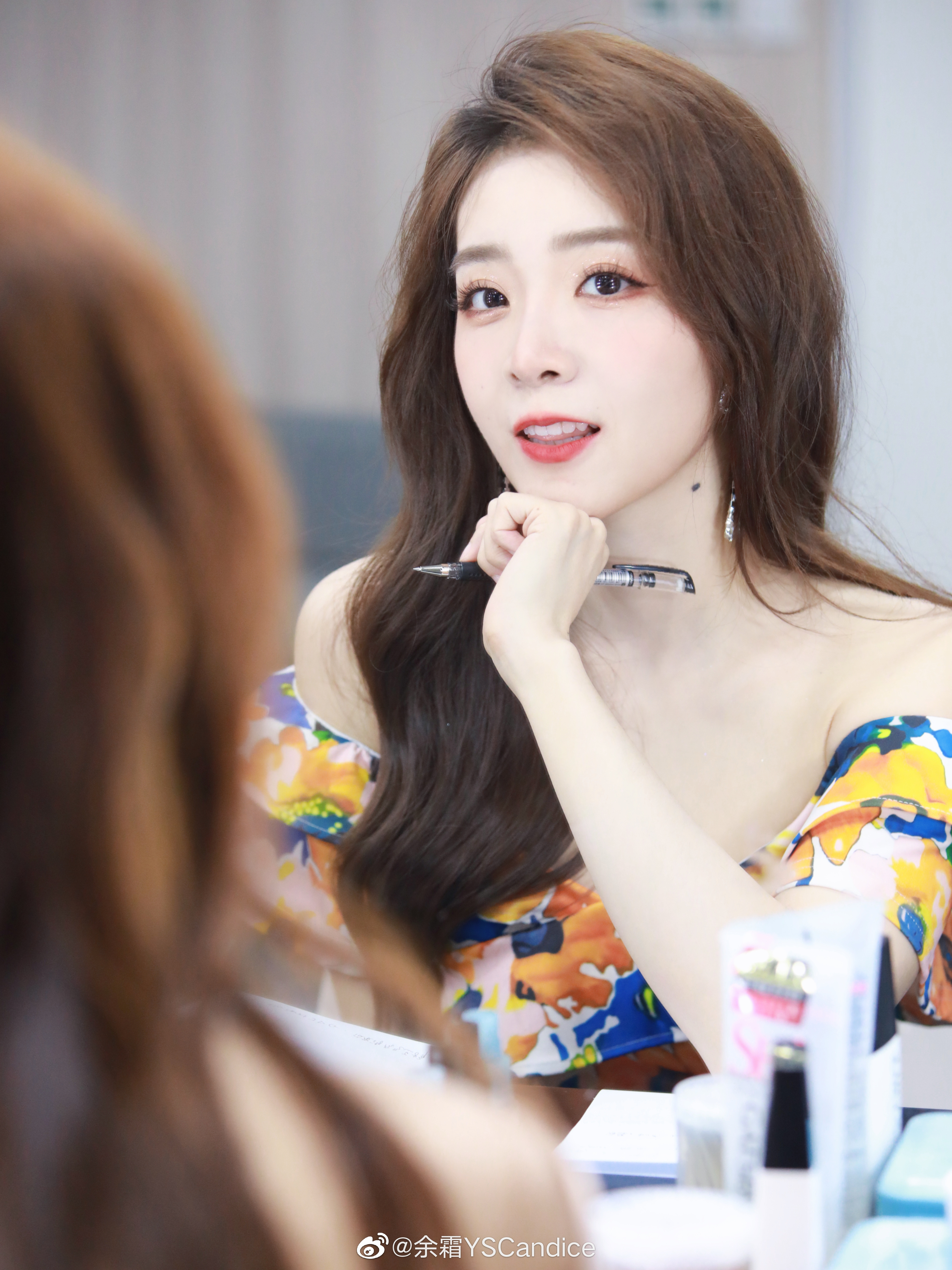 余霜晒照露肩花裙优雅大方