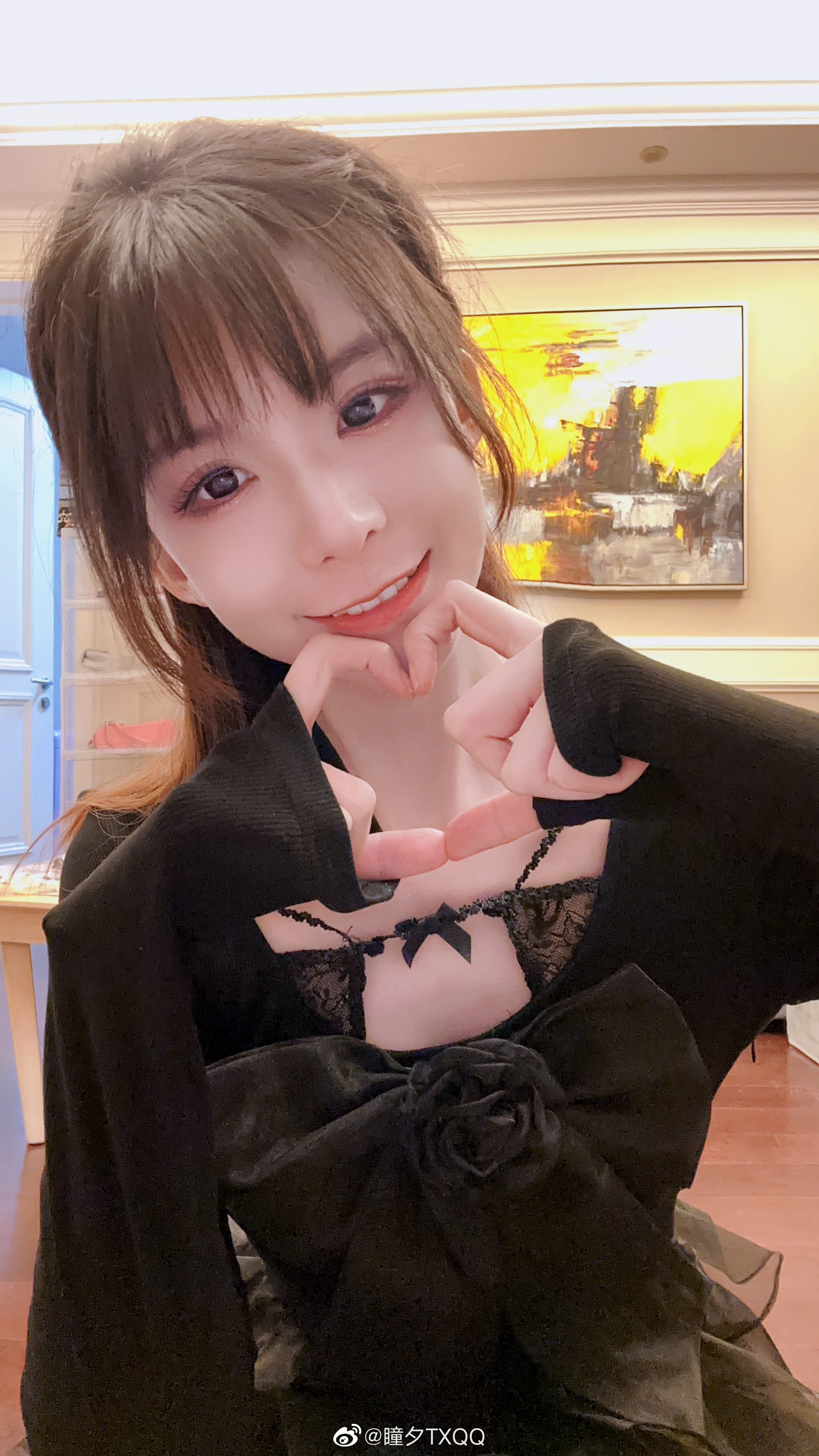 解说瞳夕晒照给你一个小心心