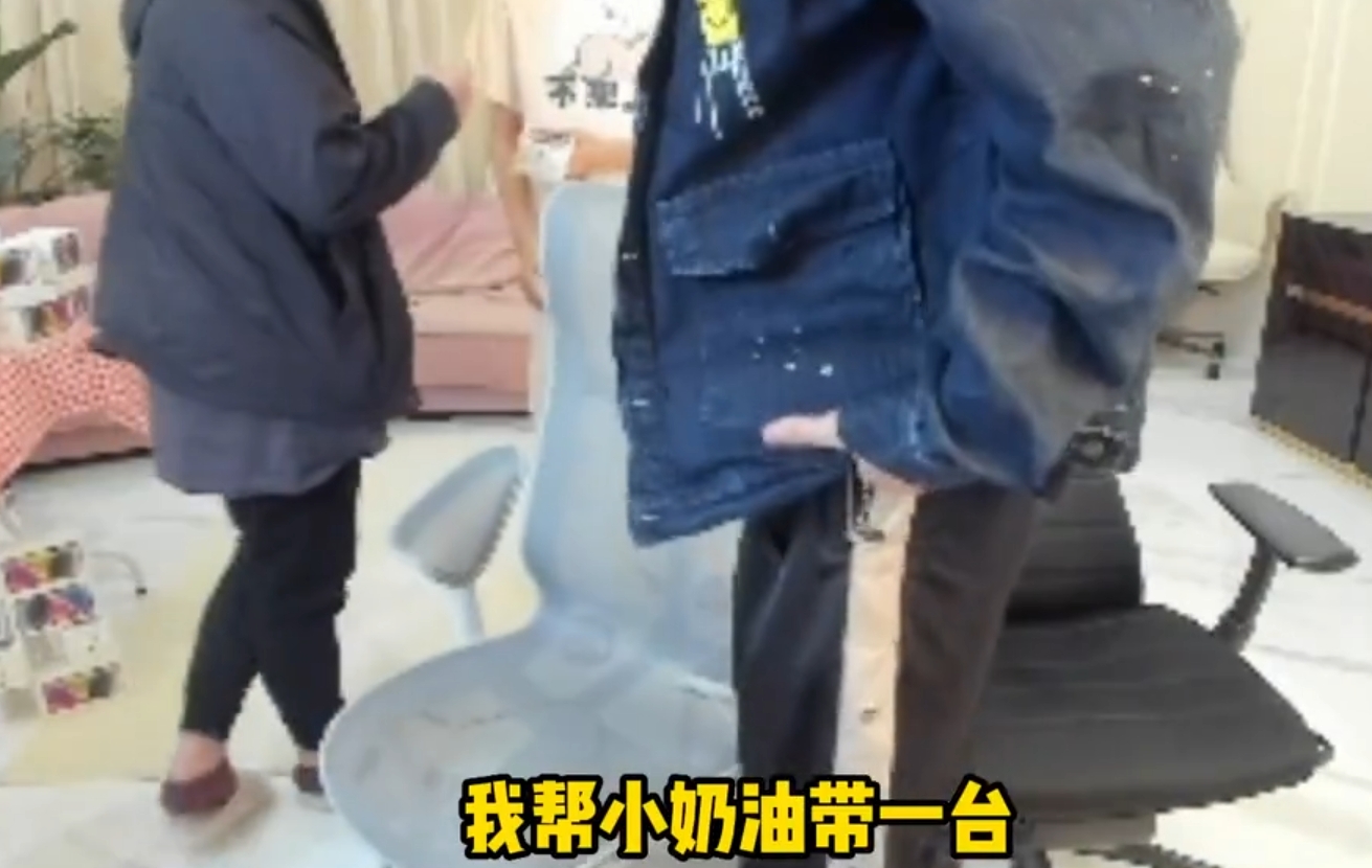 泪目纯纯兄弟情山鸡Aki拿到三台手机：给小奶油带一台！