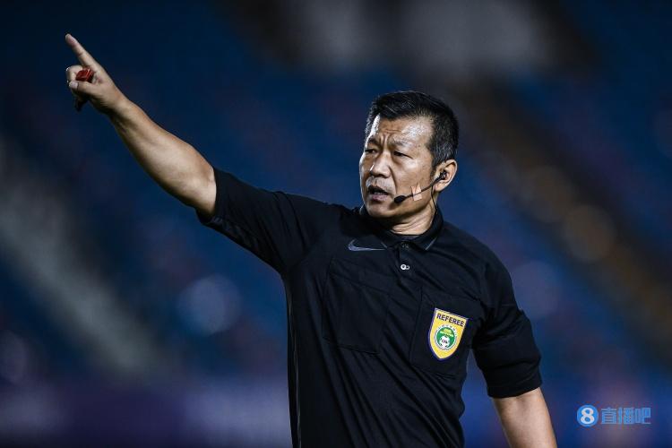 记者：连续两轮没有参与中国足球协会超级联赛执法，王哲疑似再次被内部停哨