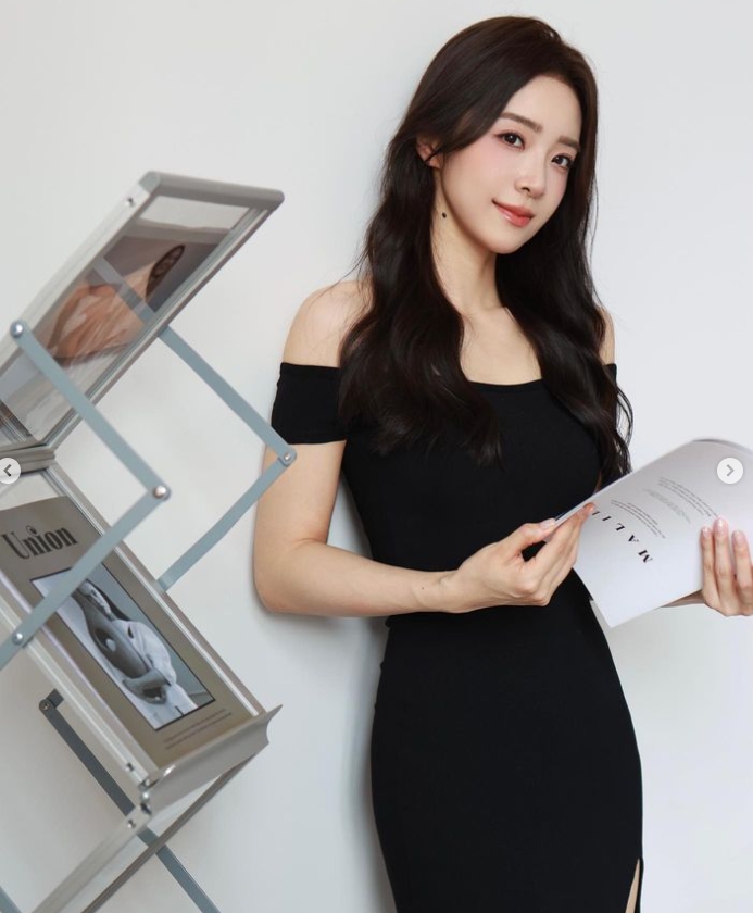 主持余霜着抹胸黑裙手拿杂志尽显人妻知性之美