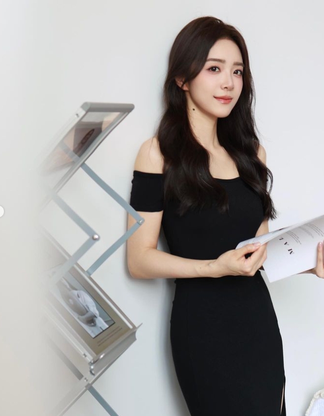 主持余霜着抹胸黑裙手拿杂志尽显人妻知性之美