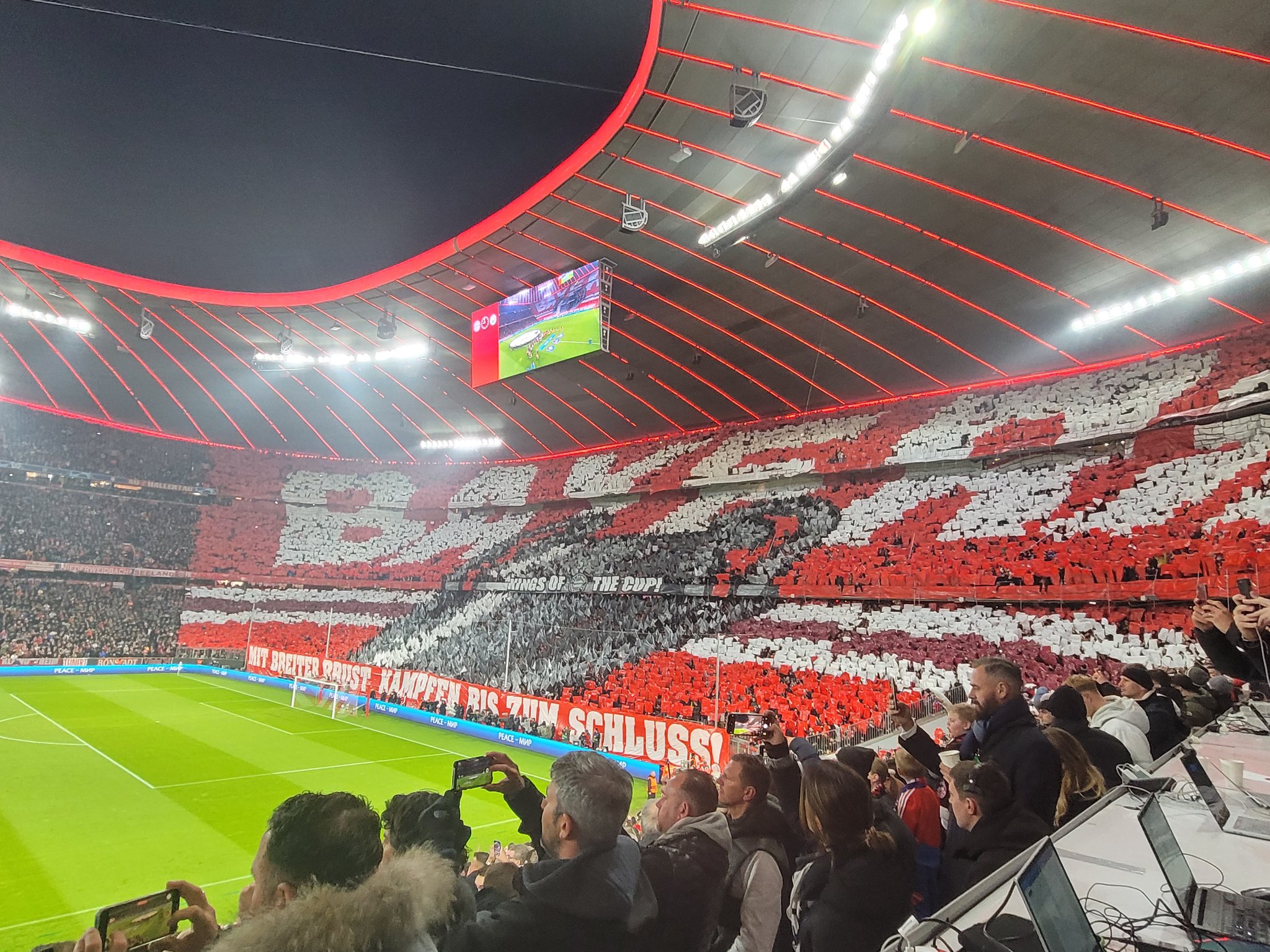今天拜仁安联球场的tifo