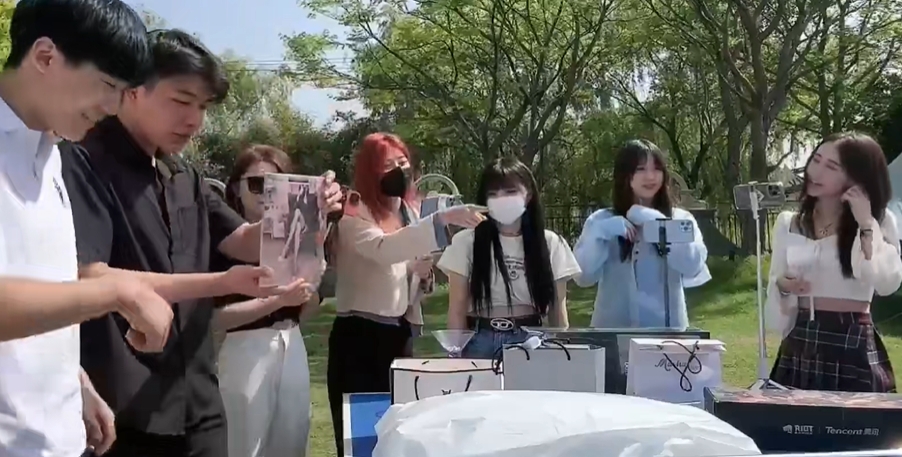 Doinb和好友户外直播互相送礼看到丝袜绷不住了：羡慕羡慕！