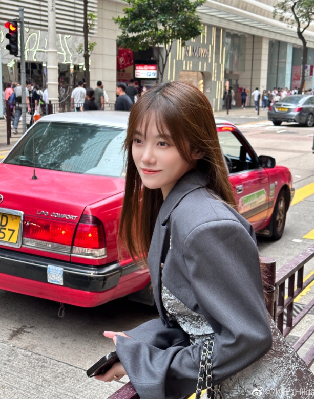 小钰身着银色紧身短裙西装坎肩让性感中多一丝商务