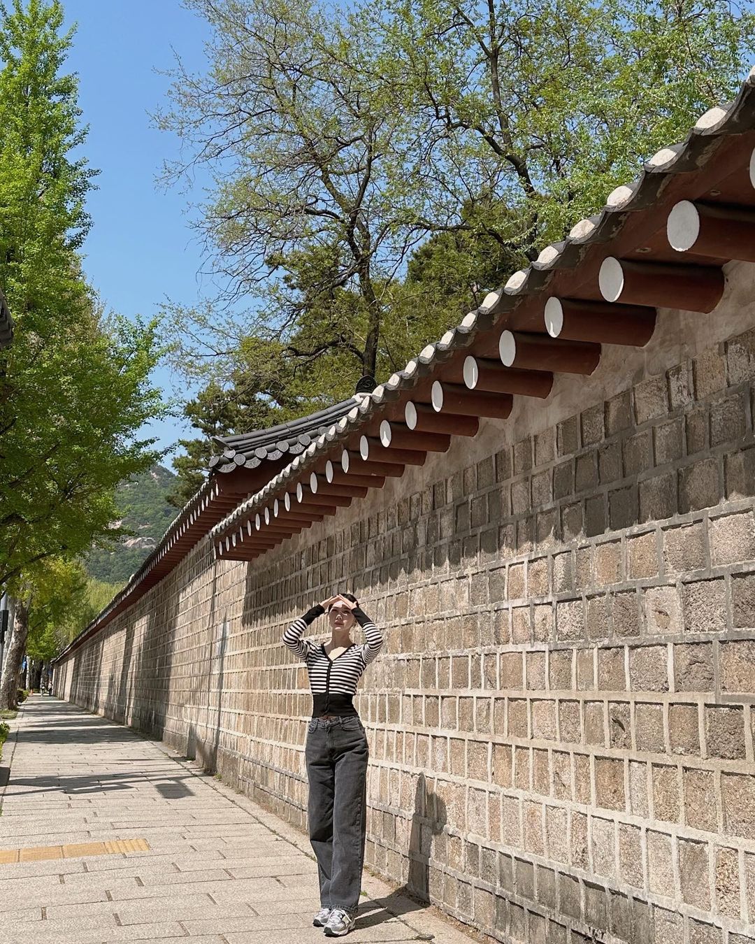 lck美女主持尹秀彬晒照v领针织衫快乐旅游