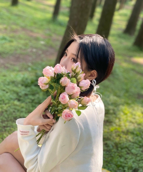 主持千寻小豆包晒照:太美腻了!碎花裙加白丝长筒袜的清新脱俗-直播吧