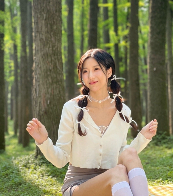 主持千寻小豆包晒照:太美腻了!碎花裙加白丝长筒袜的清新脱俗-直播吧