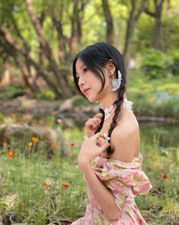 主持千寻小豆包晒照:太美腻了!碎花裙加白丝长筒袜的清新脱俗-直播吧