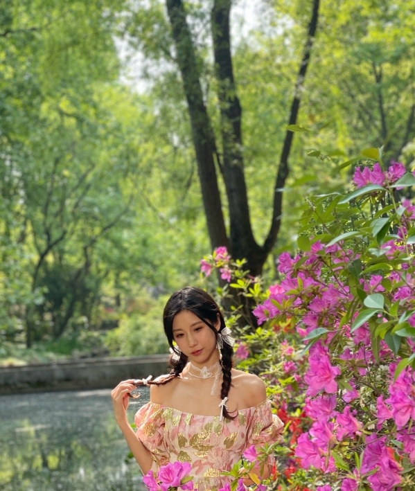 主持千寻小豆包晒照:太美腻了!碎花裙加白丝长筒袜的清新脱俗-直播吧