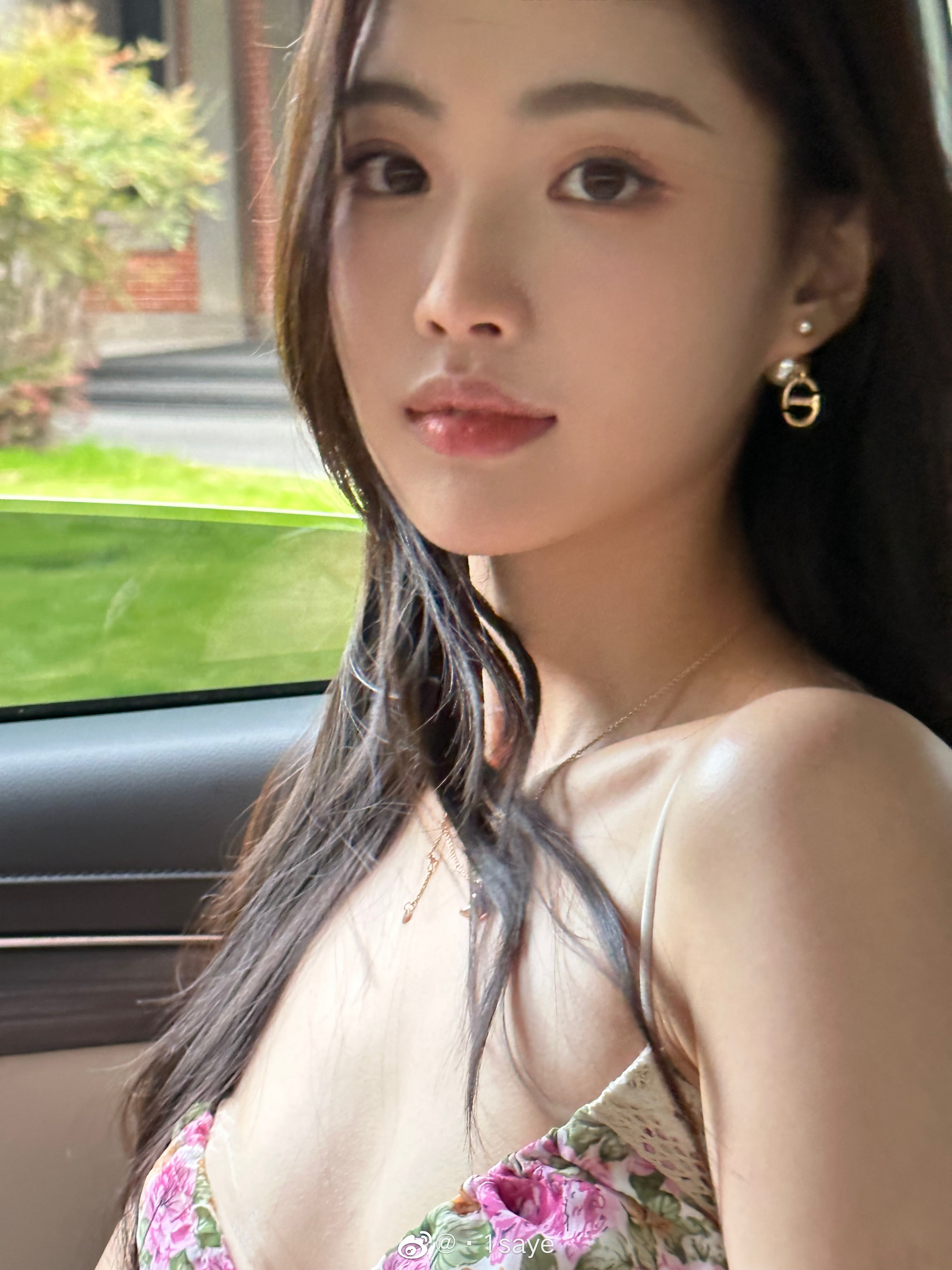 Ming绯闻女友晒照:碎花吊带裙笑容甜美