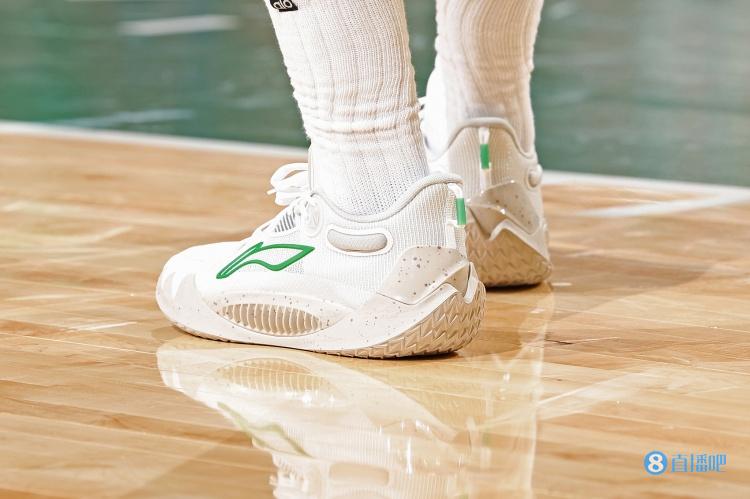 赢麻了!巴特勒上脚李宁jb1代pe版本签名鞋 砍42分缔造黑八奇迹