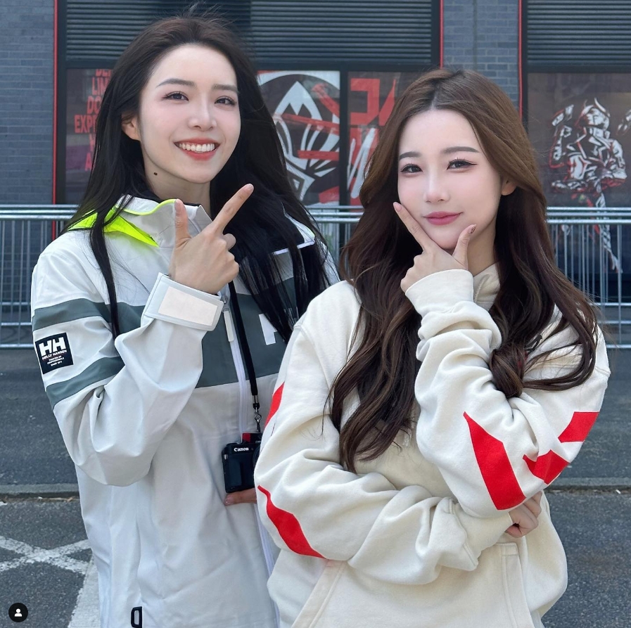 kitty小姐姐晒出在msi场馆和余霜的合照两个赛区的两朵金花00
