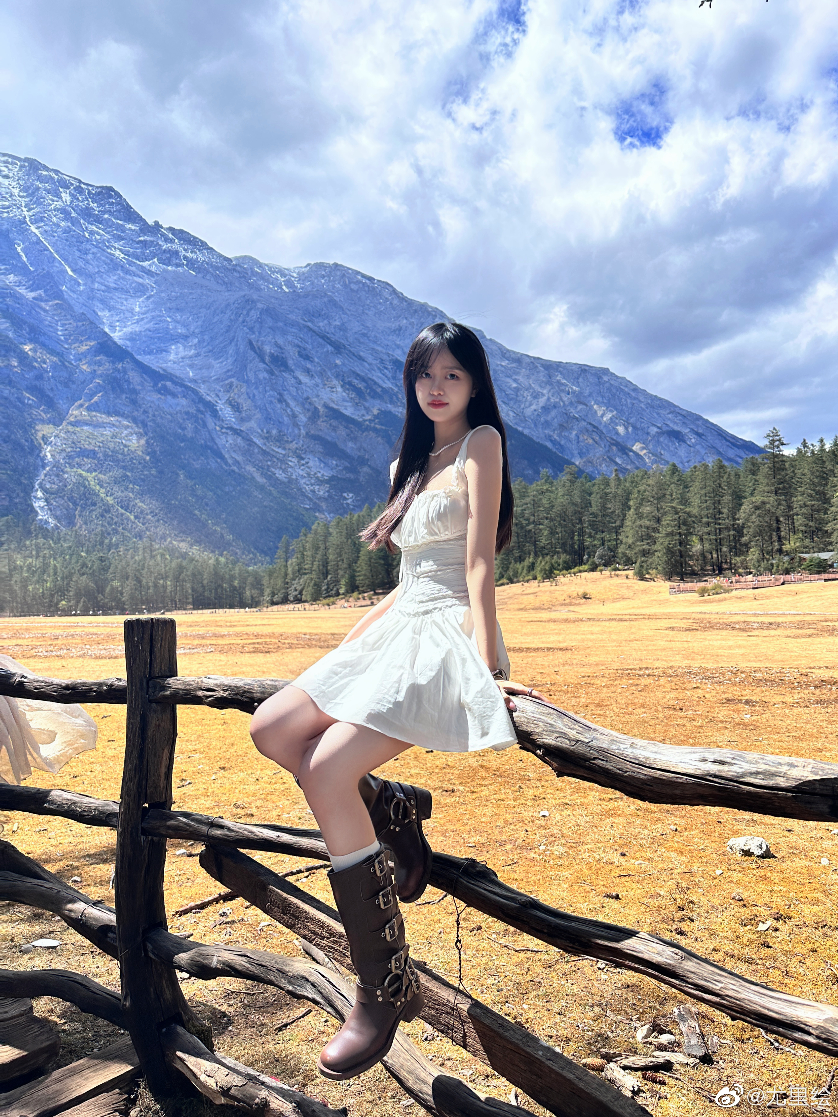 gala女友晒照前往丽江旅游纯白长裙尽显清纯
