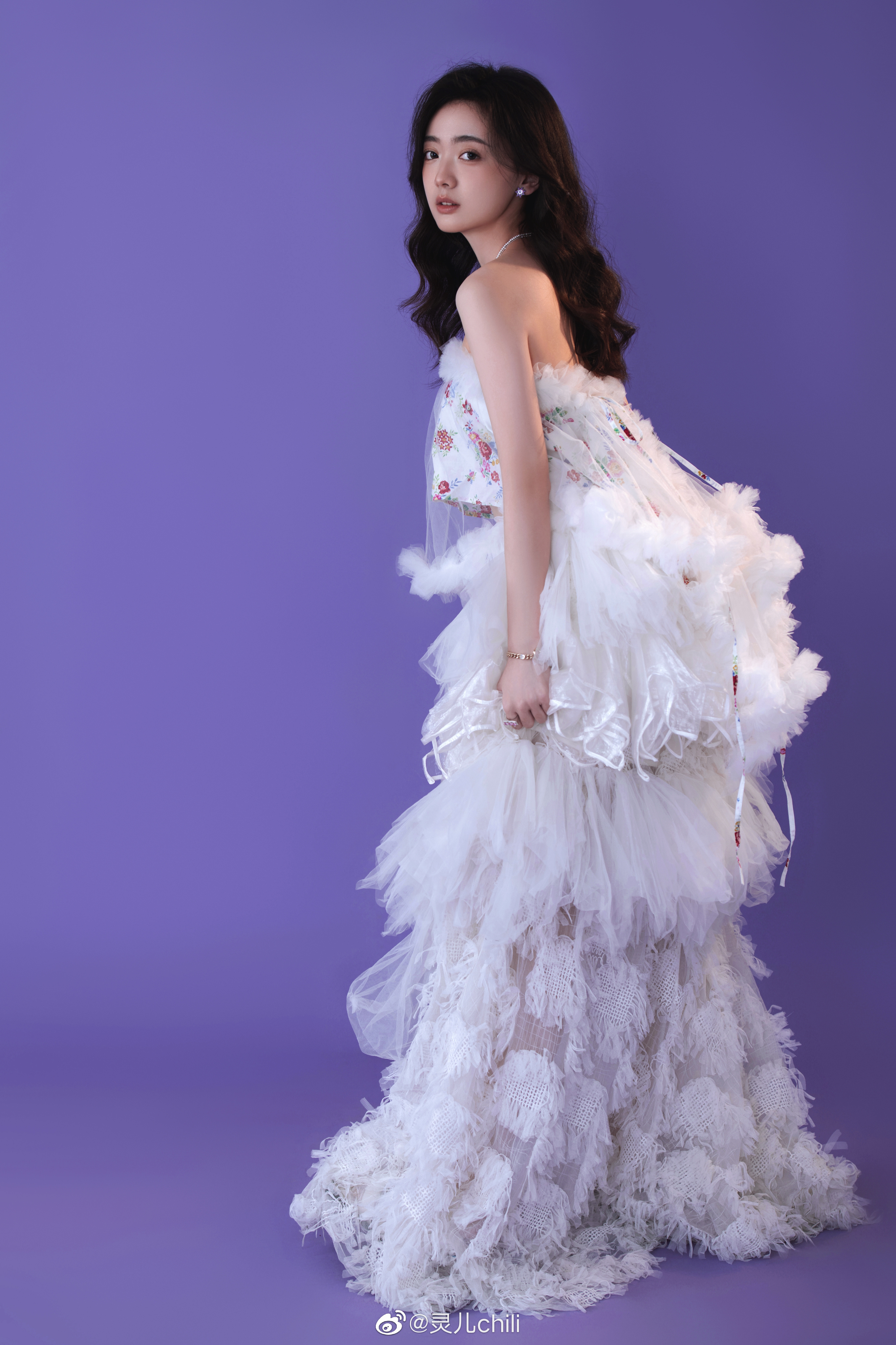 解说灵儿晒照白皙皮肤多套穿搭尽显青春纯欲风