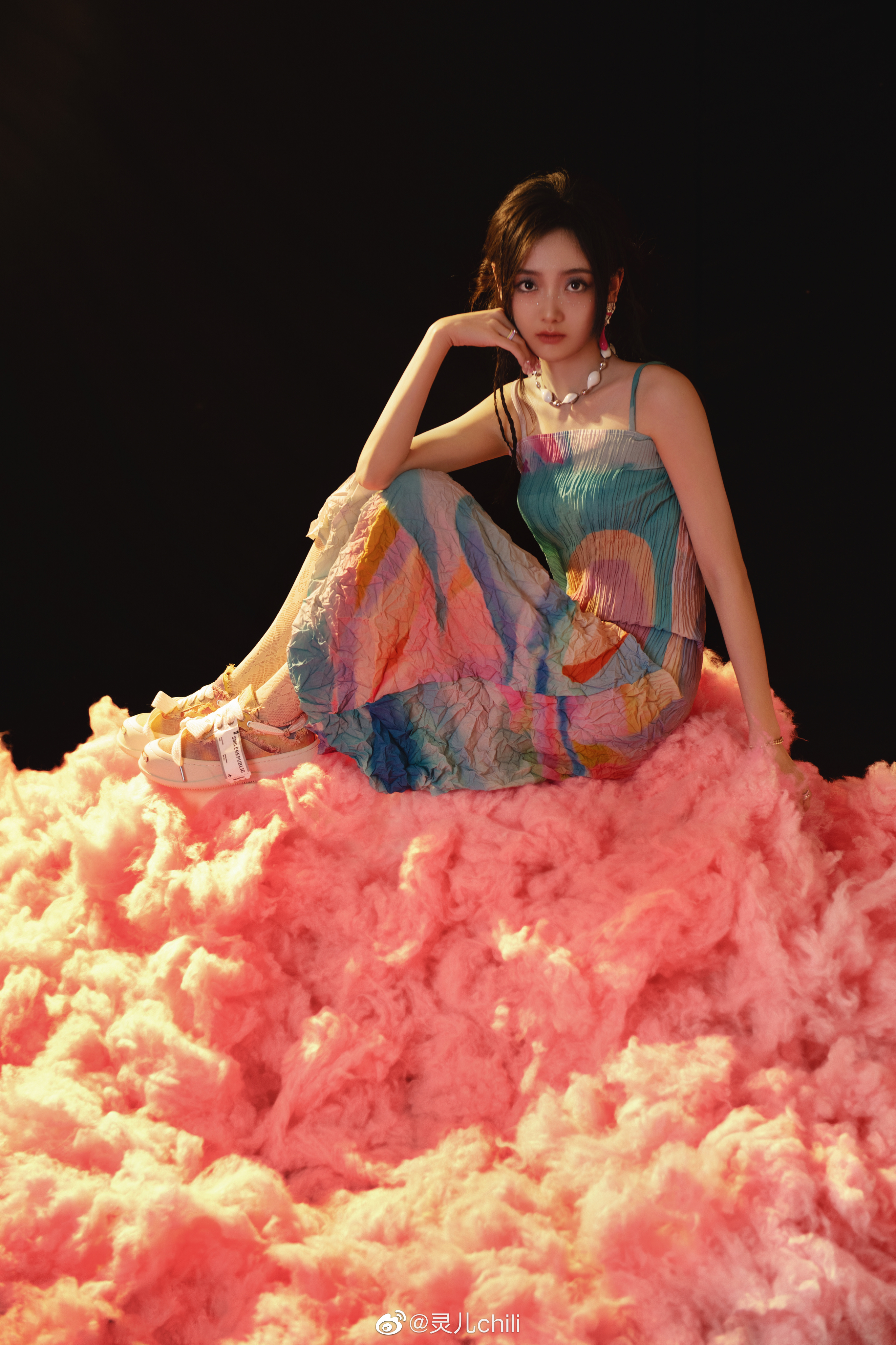解说灵儿晒照白皙皮肤多套穿搭尽显青春纯欲风