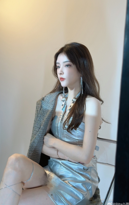 rita化身银色妖姬!