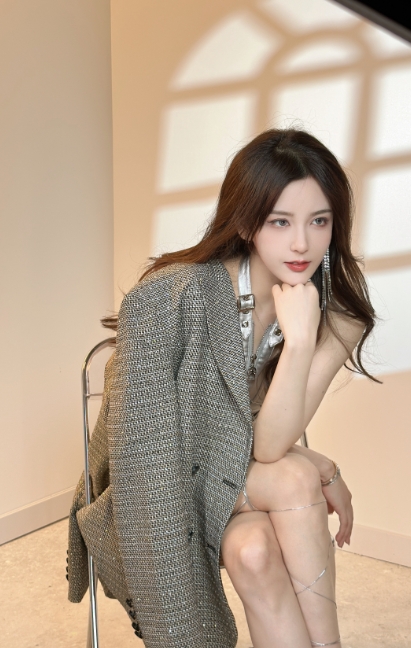 rita化身银色妖姬!紧身短裙 性感绷带鞋 只不过是镜花水月~-直播吧