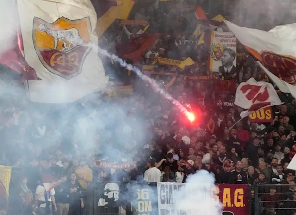 圖片報：極端羅馬球迷向藥廠球迷投擲尿瓶，導致一名女球迷腦震蕩