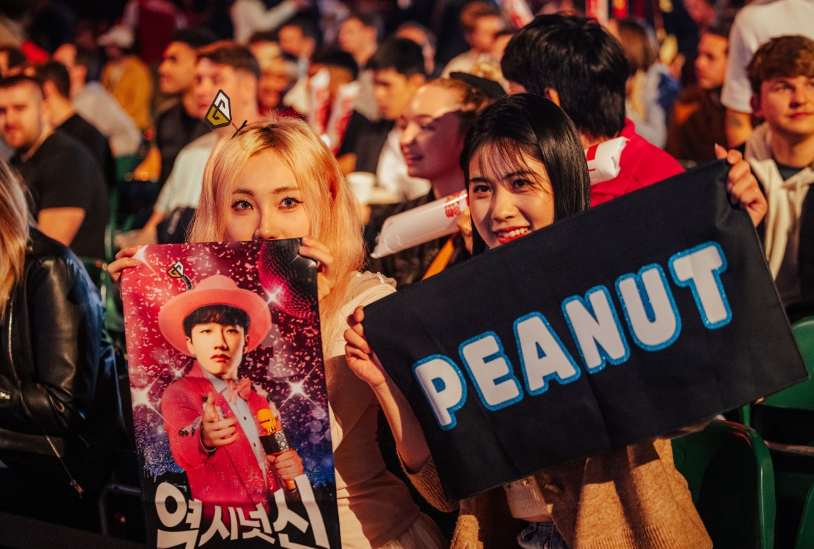 粉丝颜值上也是t1赢了gengvst1现场观众返图美女如云