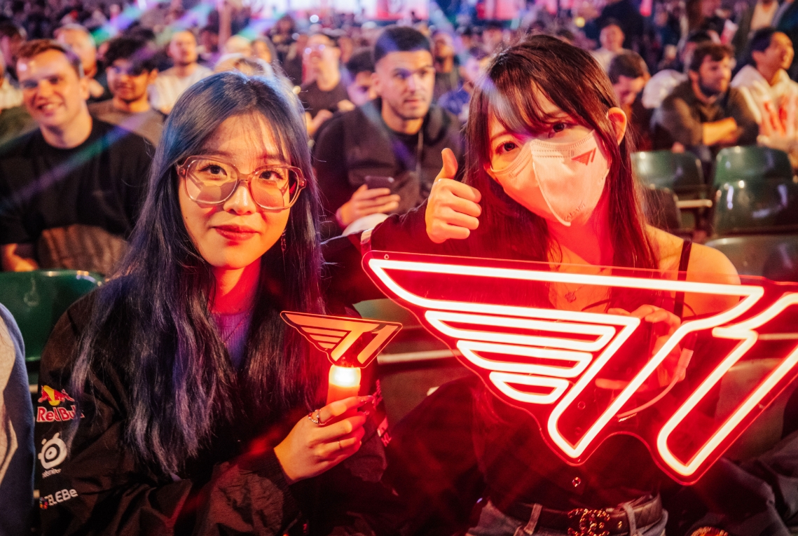 粉丝颜值上也是t1赢了gengvst1现场观众返图美女如云