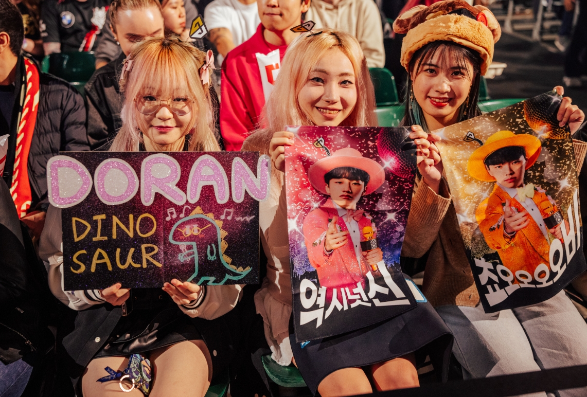 粉丝颜值上也是t1赢了gengvst1现场观众返图美女如云