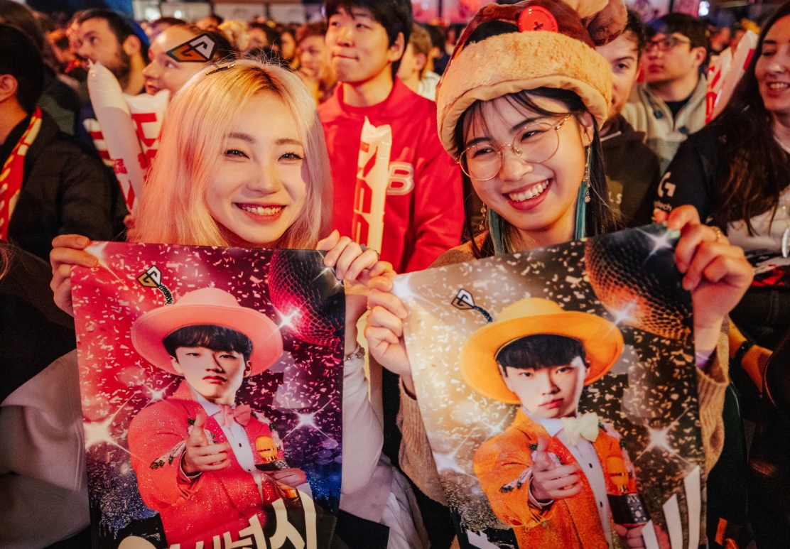 粉丝颜值上也是t1赢了gengvst1现场观众返图美女如云