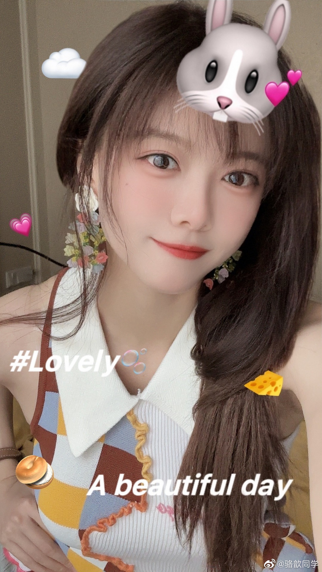 气色好多了？骆歆身着拼接毛衣 开启矫揉造作的一天-直播吧