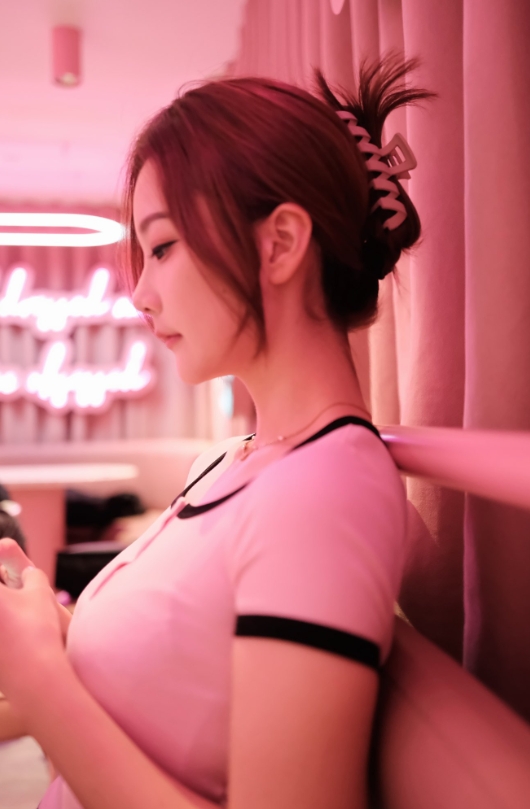 粉红女郎解说kitty身着塑身短t姣好身材可见一斑