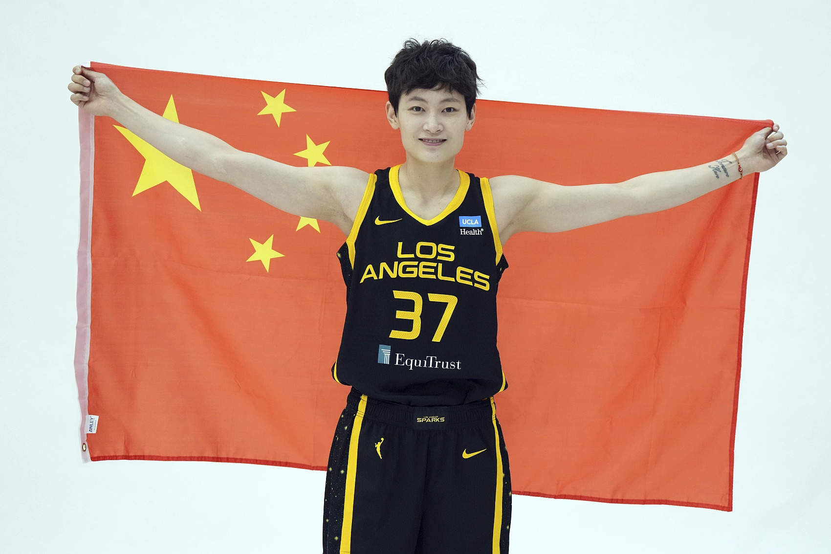 《人物》杂志：杨力维在2019年收到来自WNBA的合同但国内不让去
