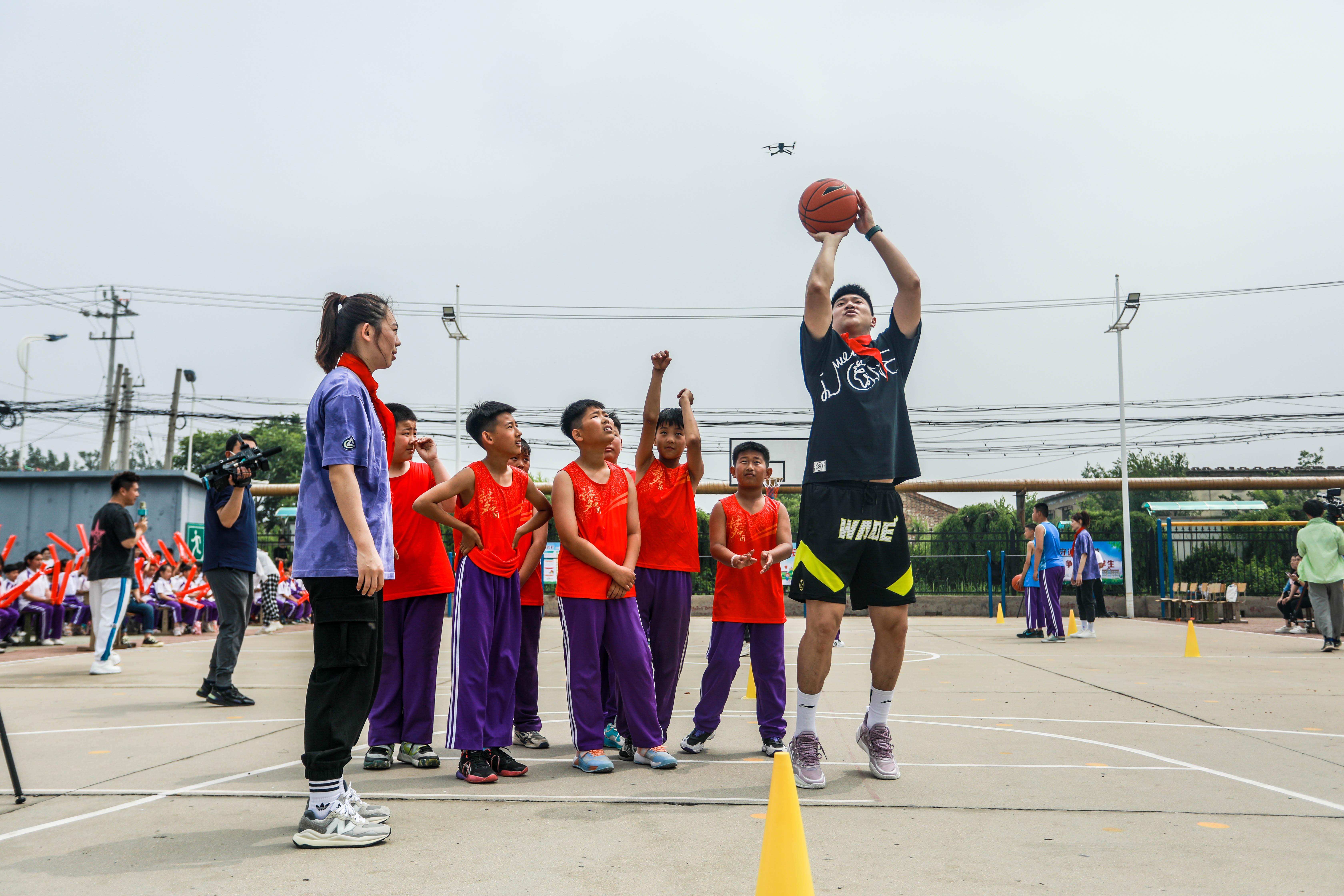 首钢体育携手尚赫公益基金会走进校园传递篮球梦想78