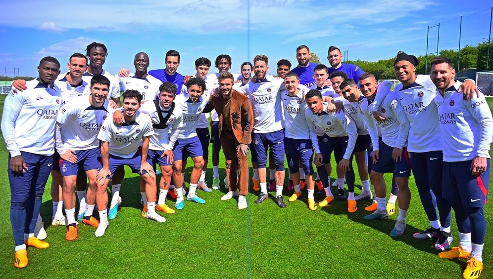 万人迷重返巴黎贝克汉姆和巴黎全队合照姆巴佩搂着梅西露笑容