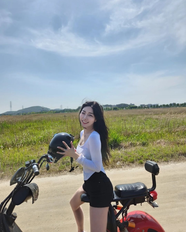 PGS1美女主持Bella晒照:身着黑色高腰短裤的长腿辣妹