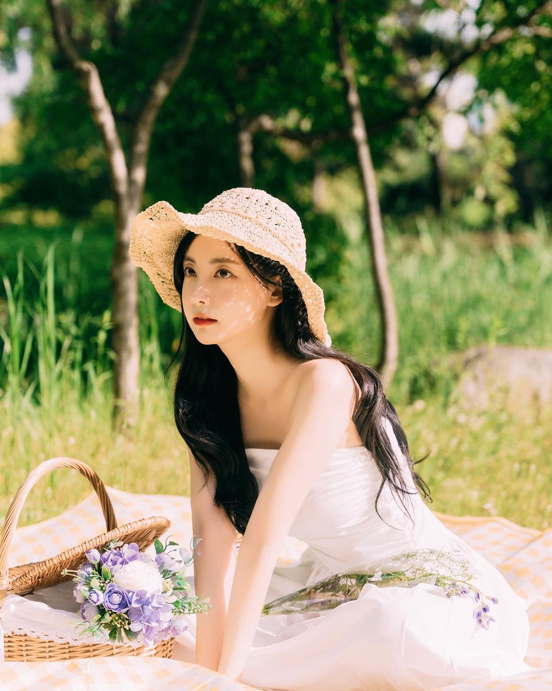 PUBG美女主持郭敏善晒照：露肩白色长裙尽显优雅