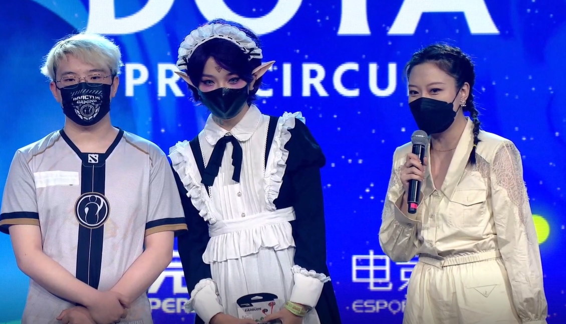 女主持都看傻了！iG项羽赛后采访偶遇美女粉丝
