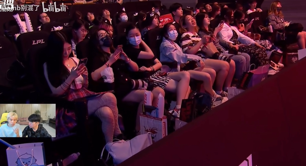 台下女粉丝袜美腿成群给大主播Doinb人看晕：我刚说啥来着
