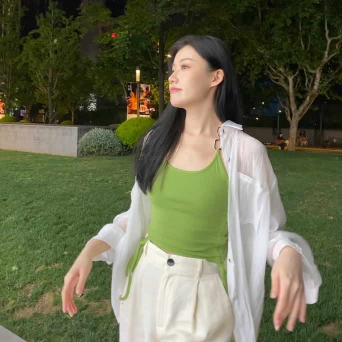 tabe妻子冉冉晒照:清新绿色小背心 直角肩肤若凝脂