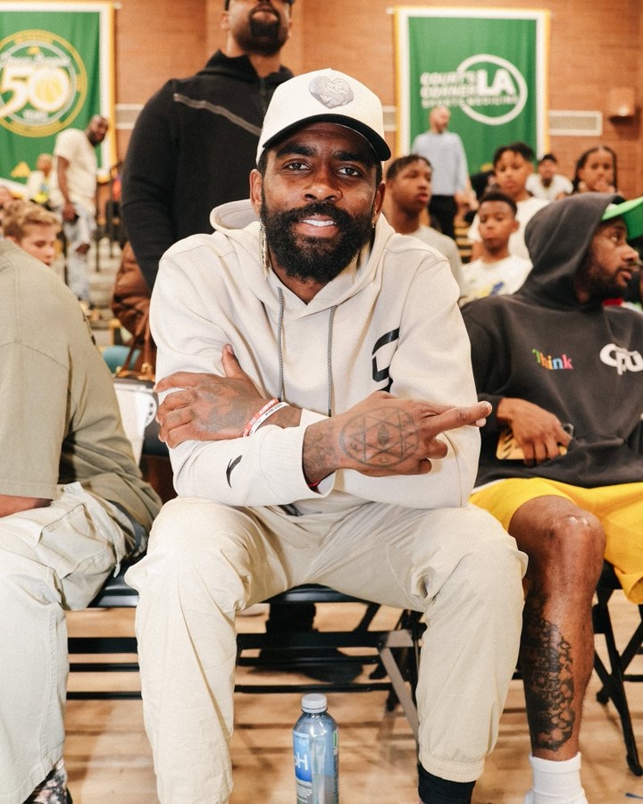 直播首页>nba篮球资讯>00"德鲁大叔"欧文现身德鲁联赛揭幕战现场