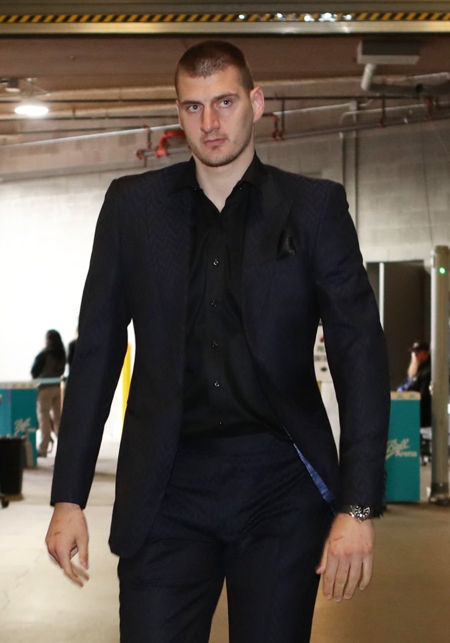 有范儿约基奇一身黑色西装帅气入场