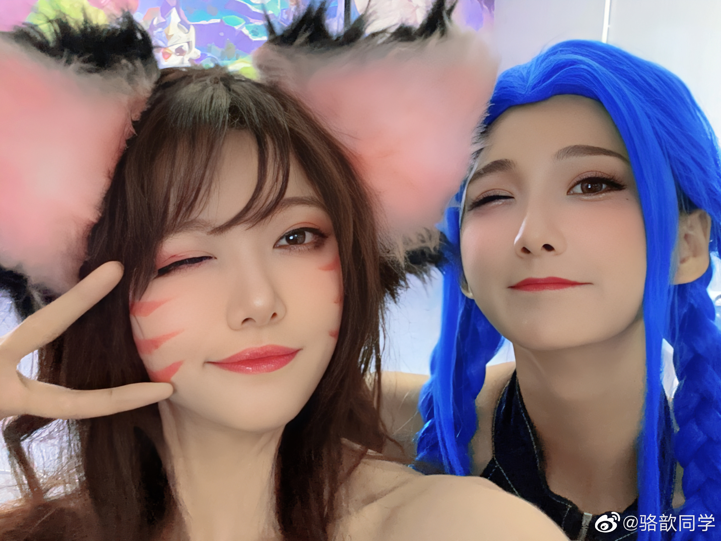 骆歆晒与戚蓝伊Cos照片：美女贴贴开始兴奋起来了