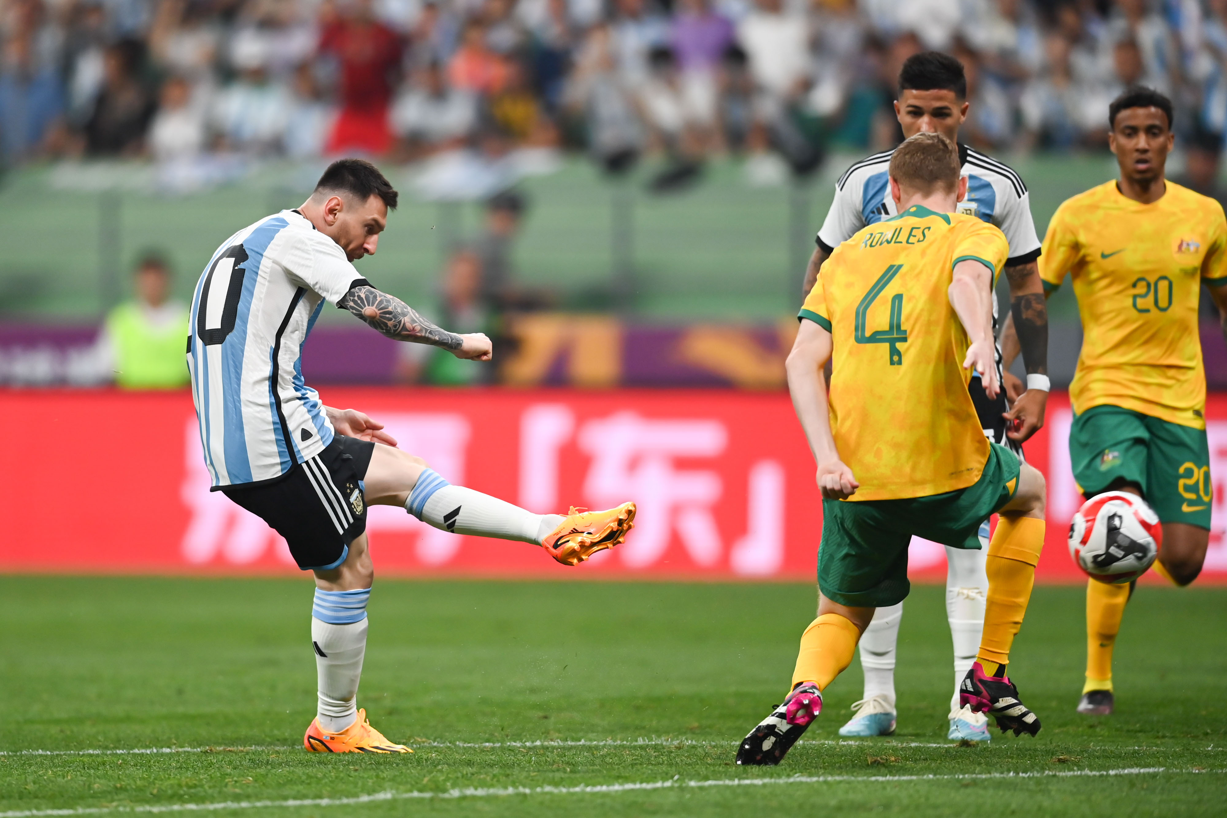 真梅西区域梅西曾在禁区前沿轰出多次左脚世界波破门