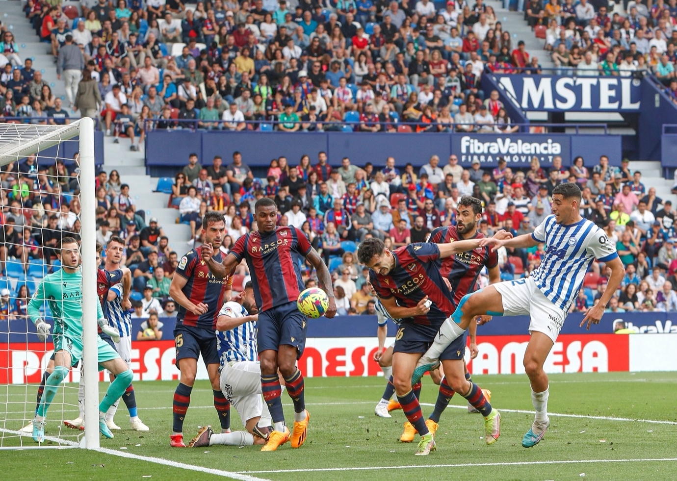 阿拉维斯整个赛季从未跌出过前五名,球队对升级的渴望不言而喻.